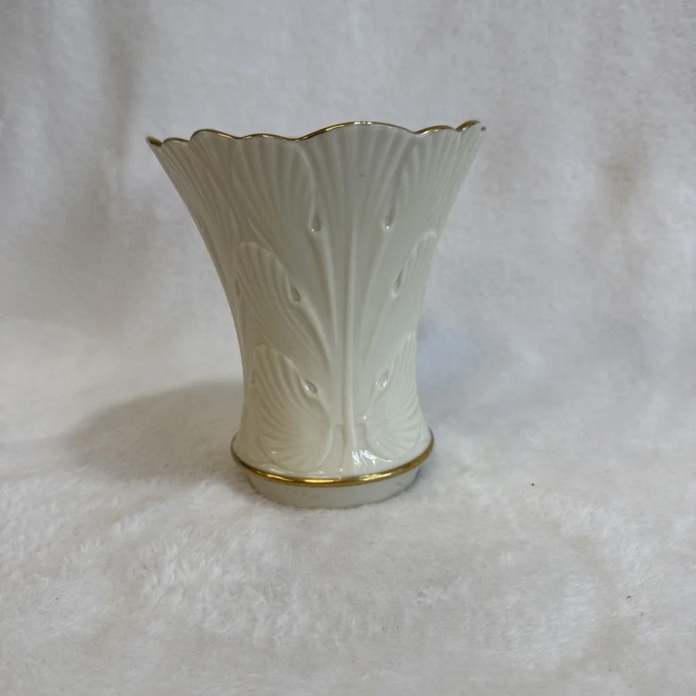 Lenox Cranford Vase Ivory Porcelain 24K Gold Trim Scalloped Shell Motif 5.5 Inch